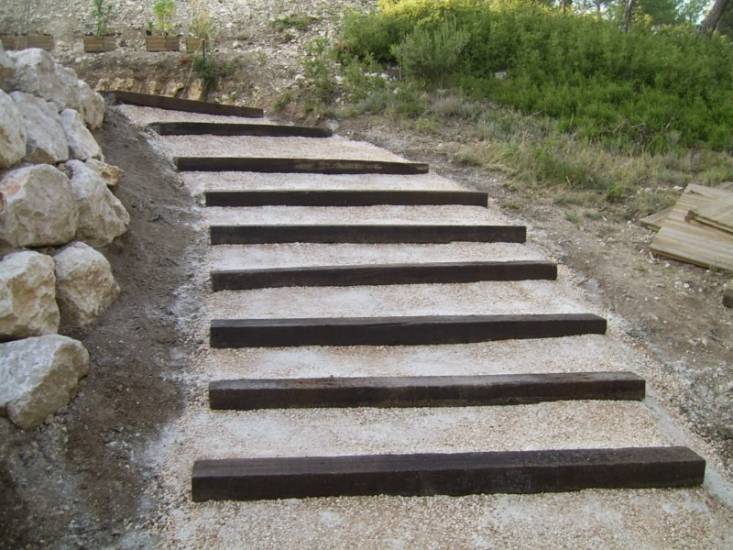 Création d'un escalier de jardin en poutres de chemin de fer par le paysagiste Romain Rouvier à Fuveau.